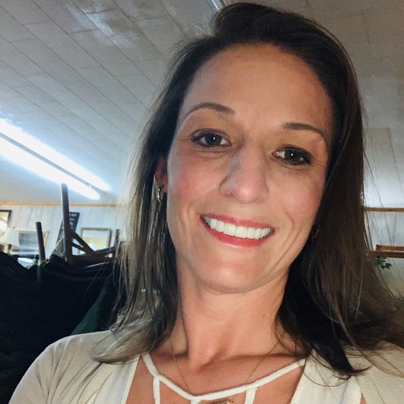 Meet your Posher, Carrie - Picture 2 of 3